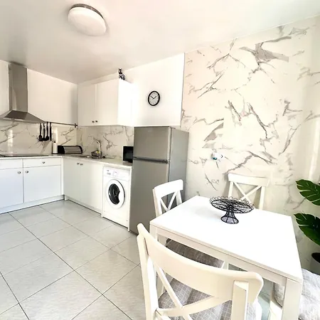 Casa Con Gran Terraza, Muy Luminosa Y En Tranquila Zona Residencial